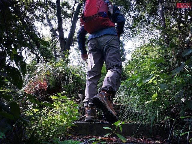 翻山越岭、淌水过河，全能应对！探路者高帮登山鞋测评