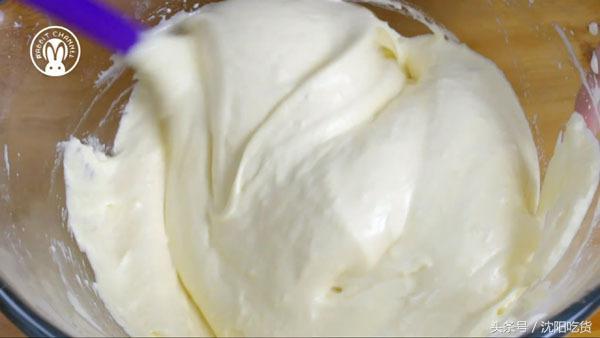 第一次用高筋面粉做蛋糕，没想到切开的一瞬间竟然辣么美腻！