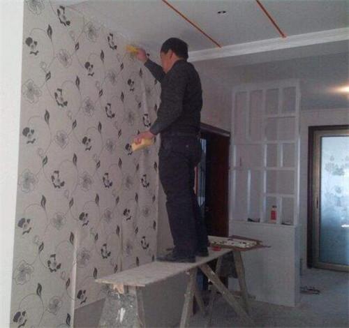 自己在家怎么贴墙纸？墙壁贴壁纸前要注意什么？
