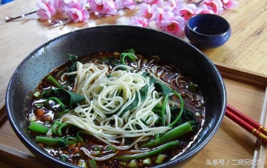 佐料是重庆小面的灵魂，一碗面条全凭调料提味儿，大伙来瞧瞧~