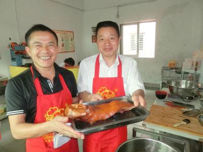 想做小吃夜市卖什么赚钱，什么地方教人做小吃