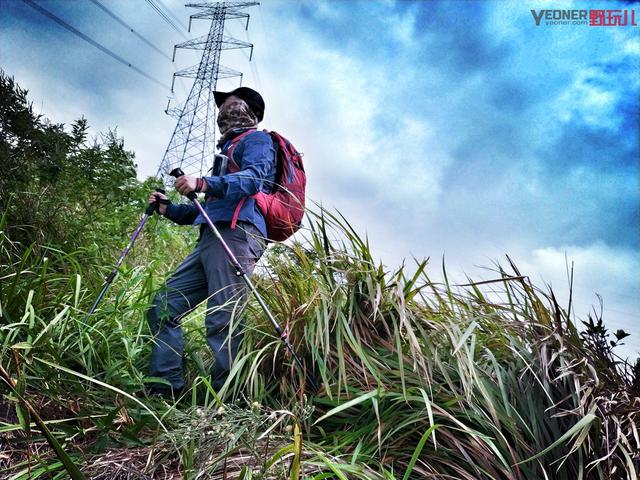 翻山越岭、淌水过河，全能应对！探路者高帮登山鞋测评