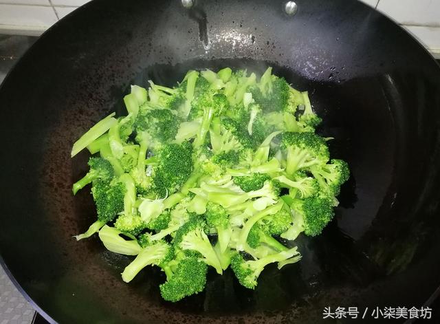 西兰花怎样做才好吃，掌握这2个诀窍，清爽又营养，新手一看就会