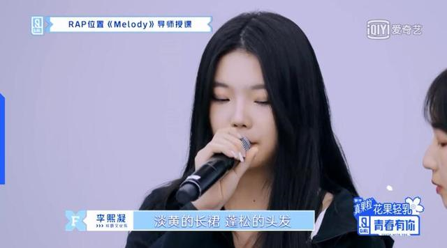 “淡黄的长裙，蓬松的头发”，押韵的文案才是文案的爸爸