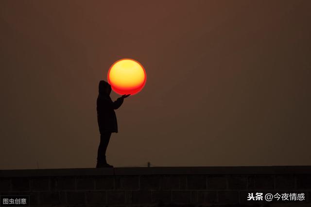 人言可畏的时代，一个人的高级情商，就是不随意评价别人