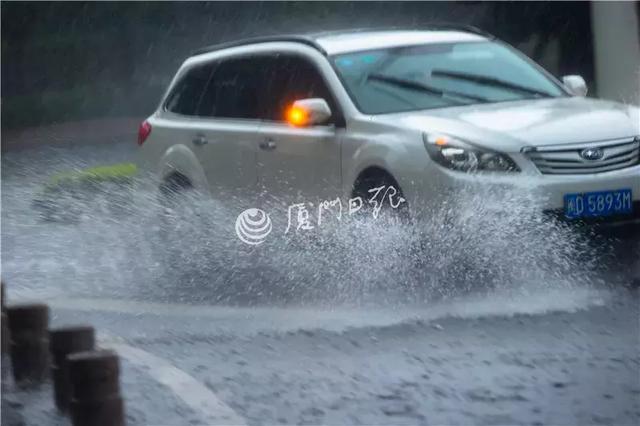 暴雨突袭厦门！整容级此外凶猛！最大雨量呈此刻……风雨中他们最暖